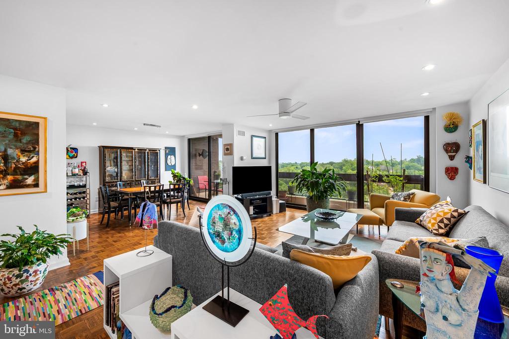 4100 N CHARLES STREET Unit: 1114