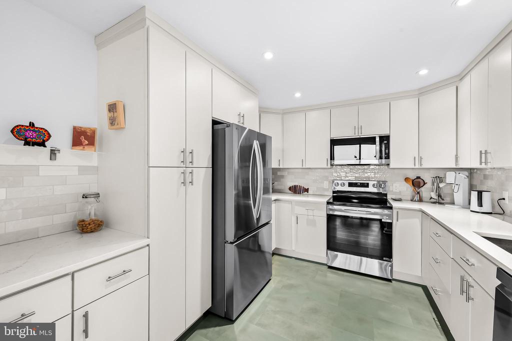 4100 N CHARLES STREET Unit: 1114