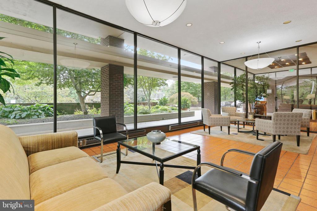 4100 N CHARLES STREET Unit: 1114