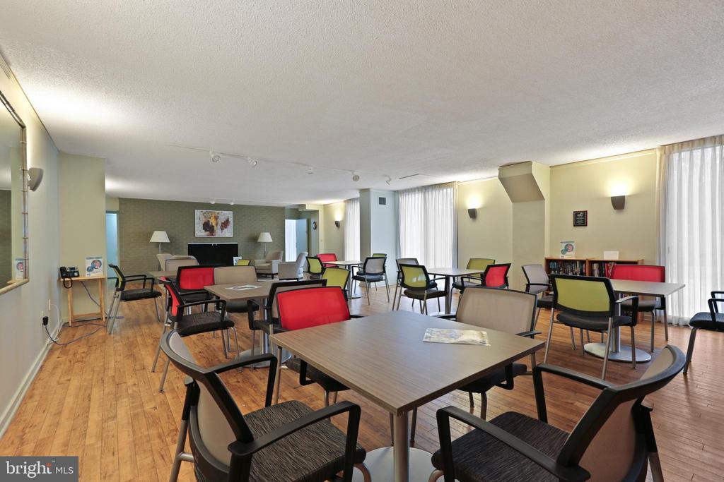 4100 N CHARLES STREET Unit: 1114