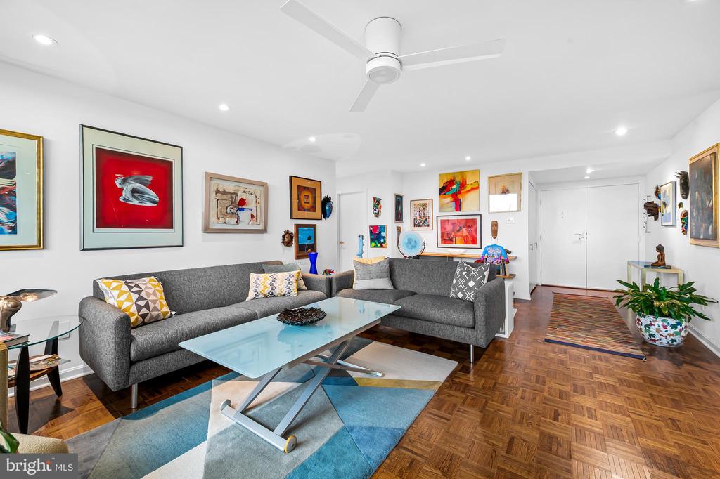 4100 N CHARLES STREET Unit: 1114