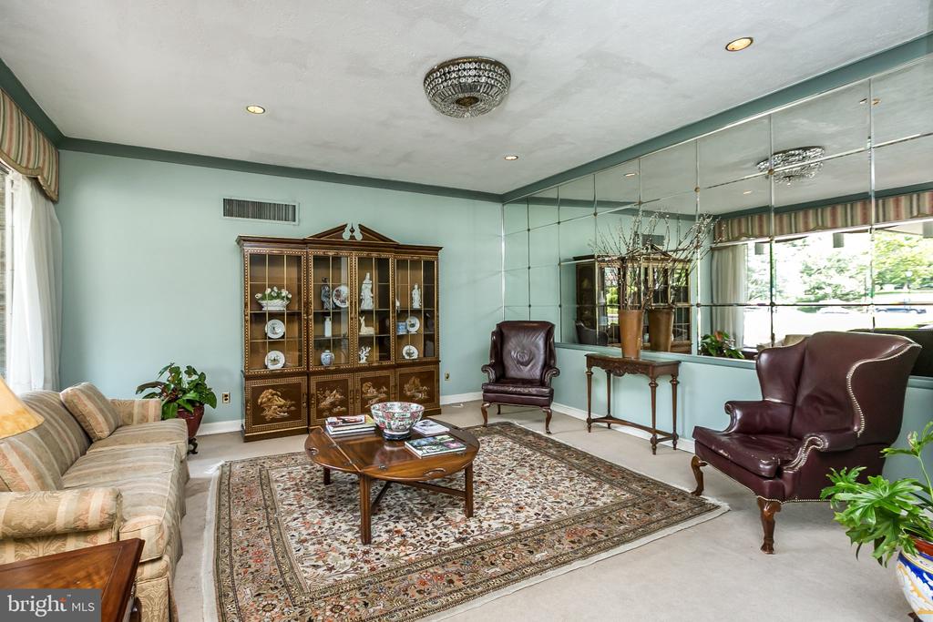 3601 GREENWAY Unit: 207