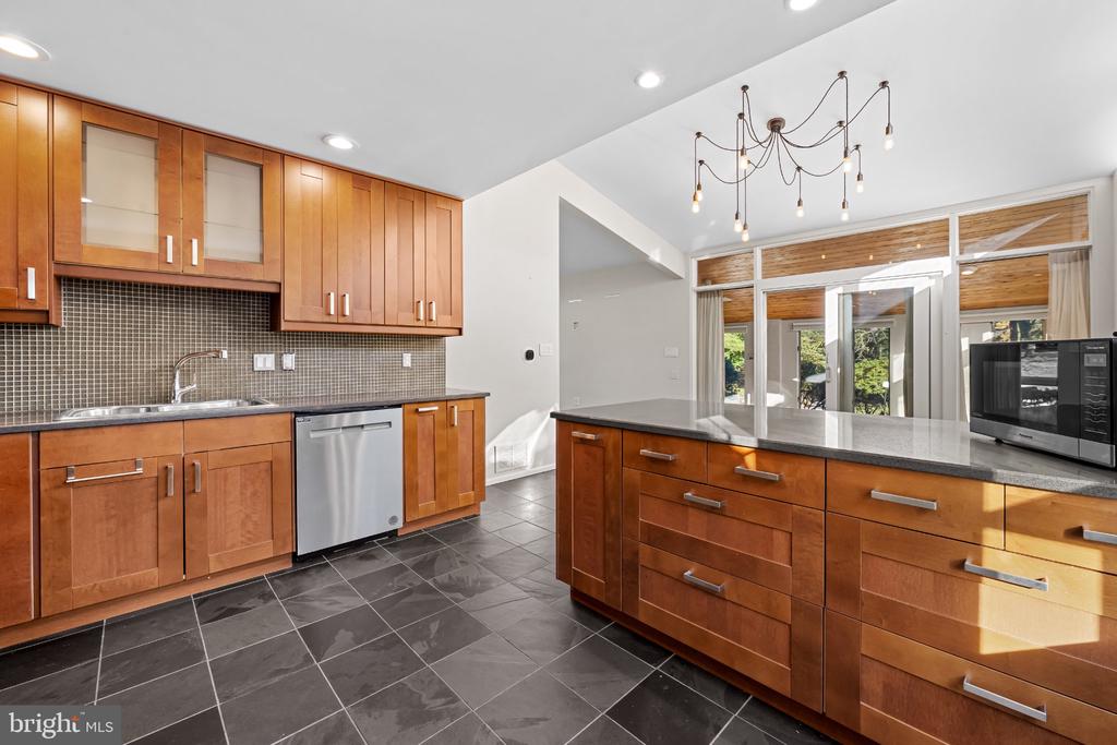 2105 SOUTHCLIFF DRIVE