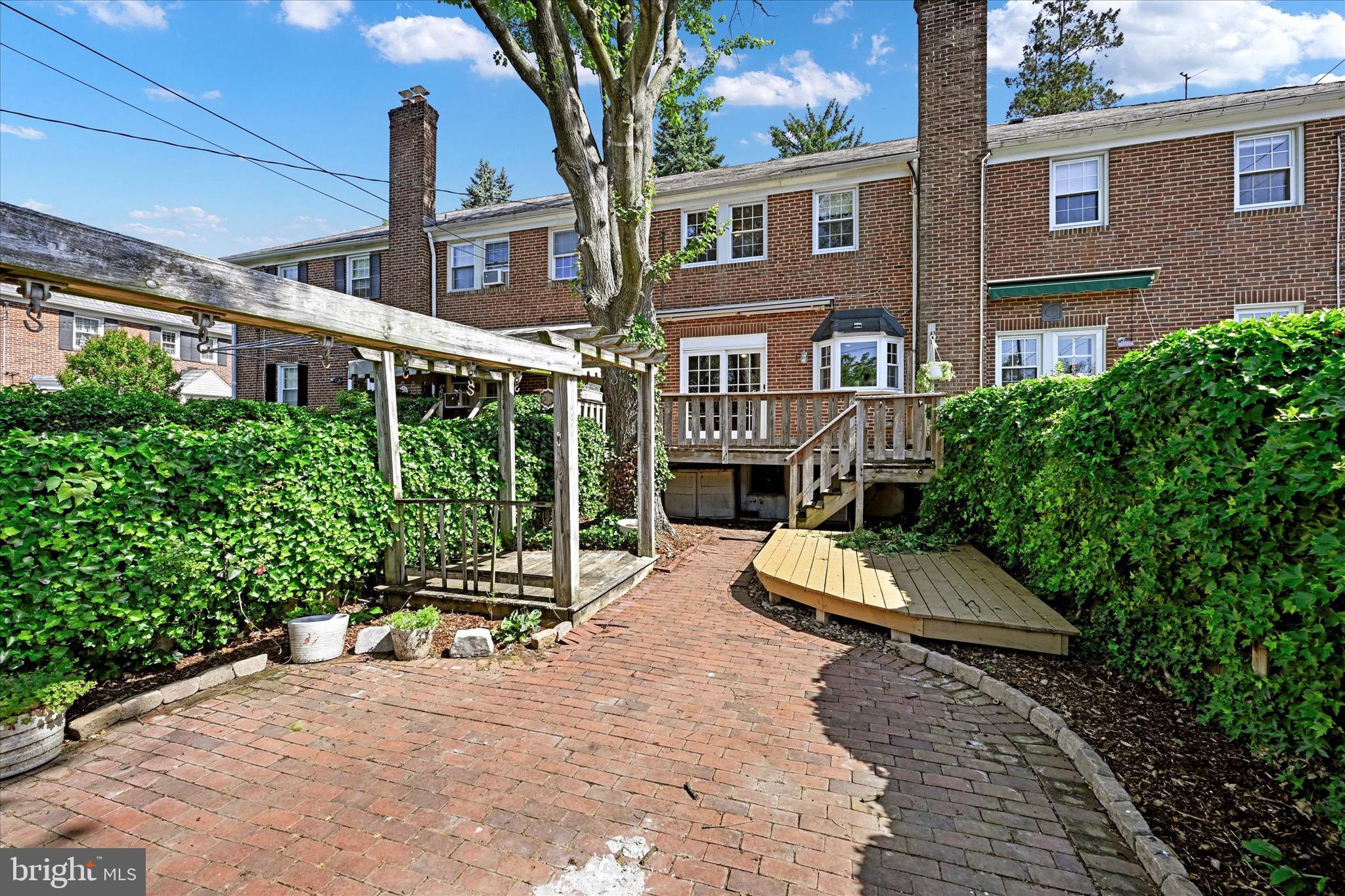 425 Dumbarton Rd