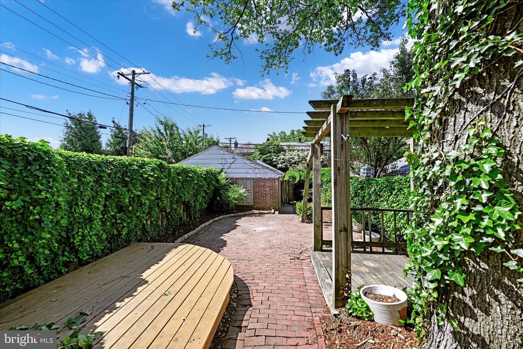 425 Dumbarton Rd