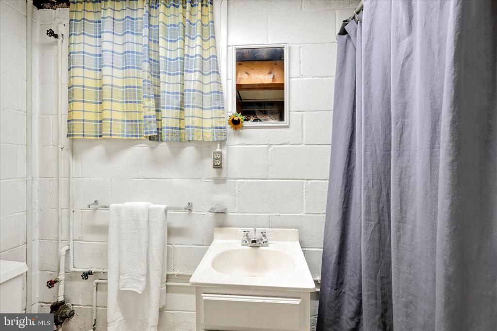 3303 Delpha Ct