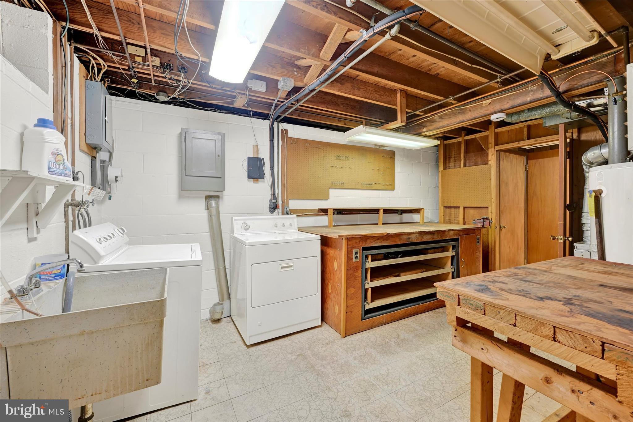 3303 Delpha Ct