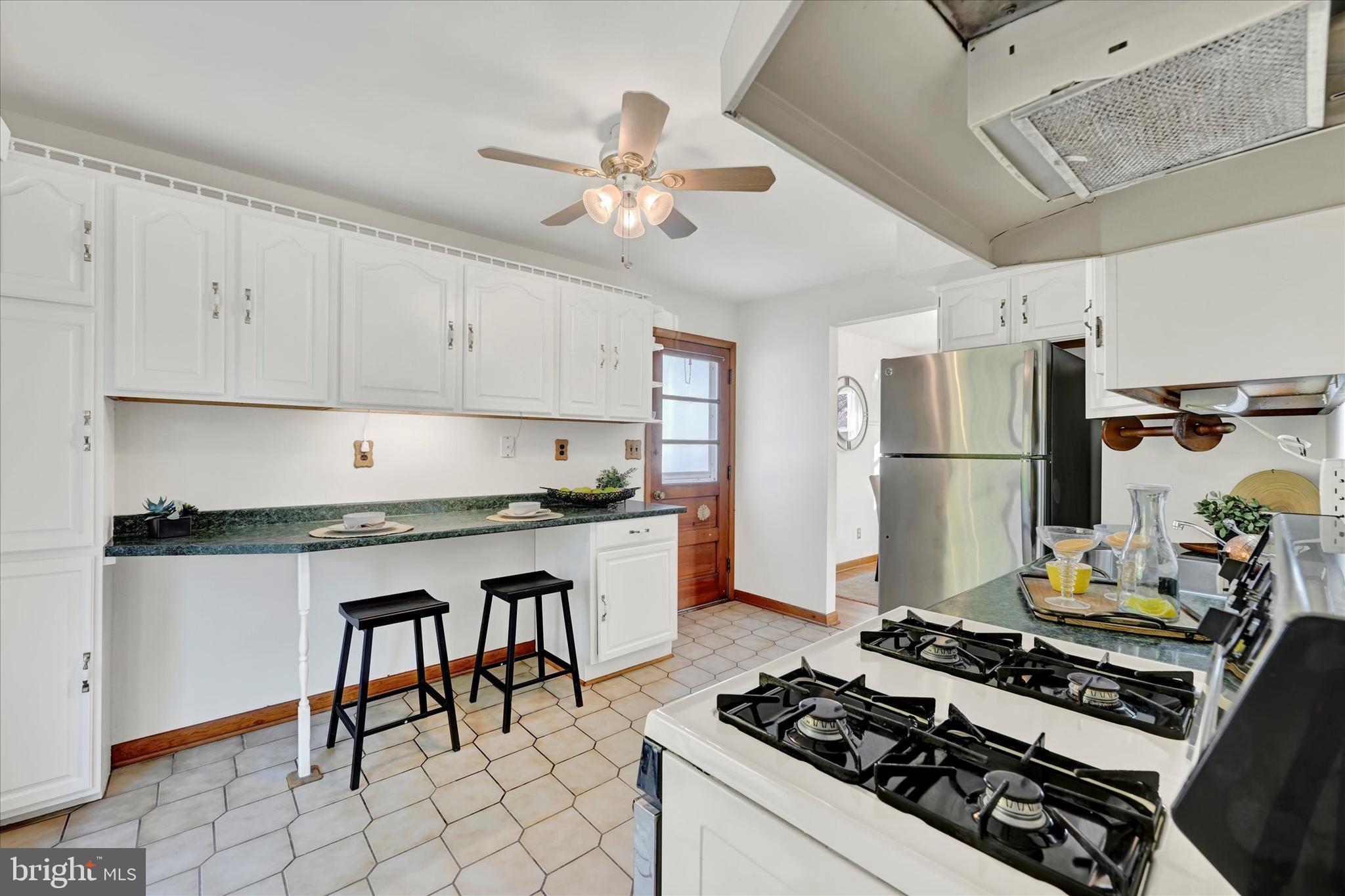 3303 Delpha Ct