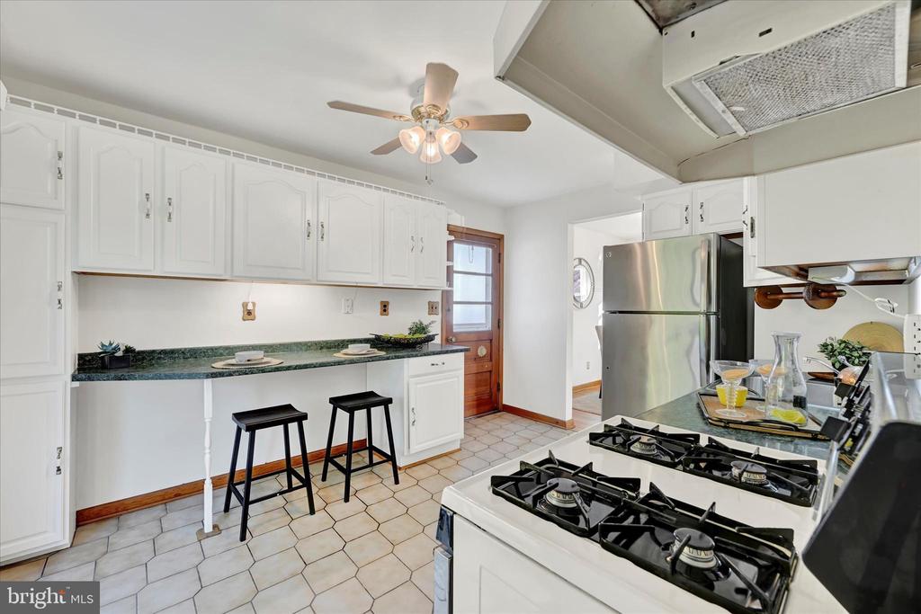 3303 Delpha Ct
