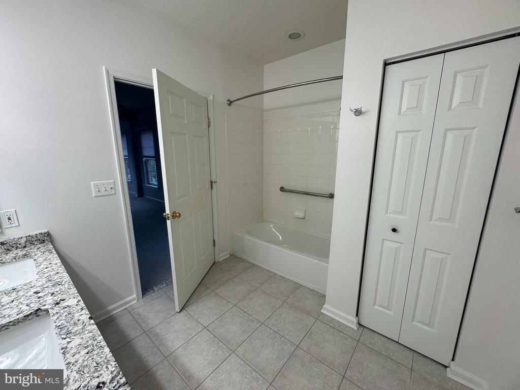 9600-J Amberleigh Ln #9600j