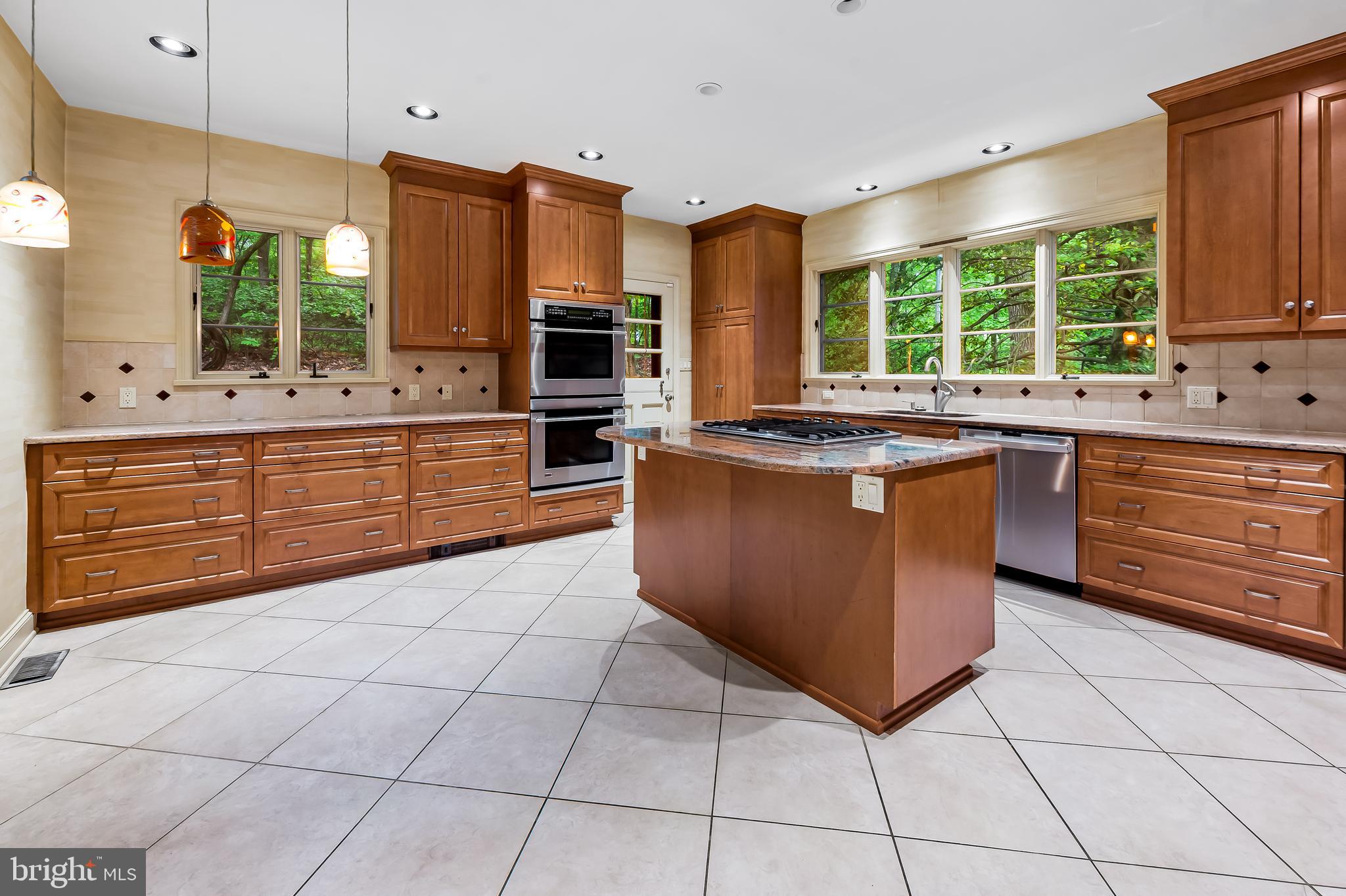 7 Caveswood Ln