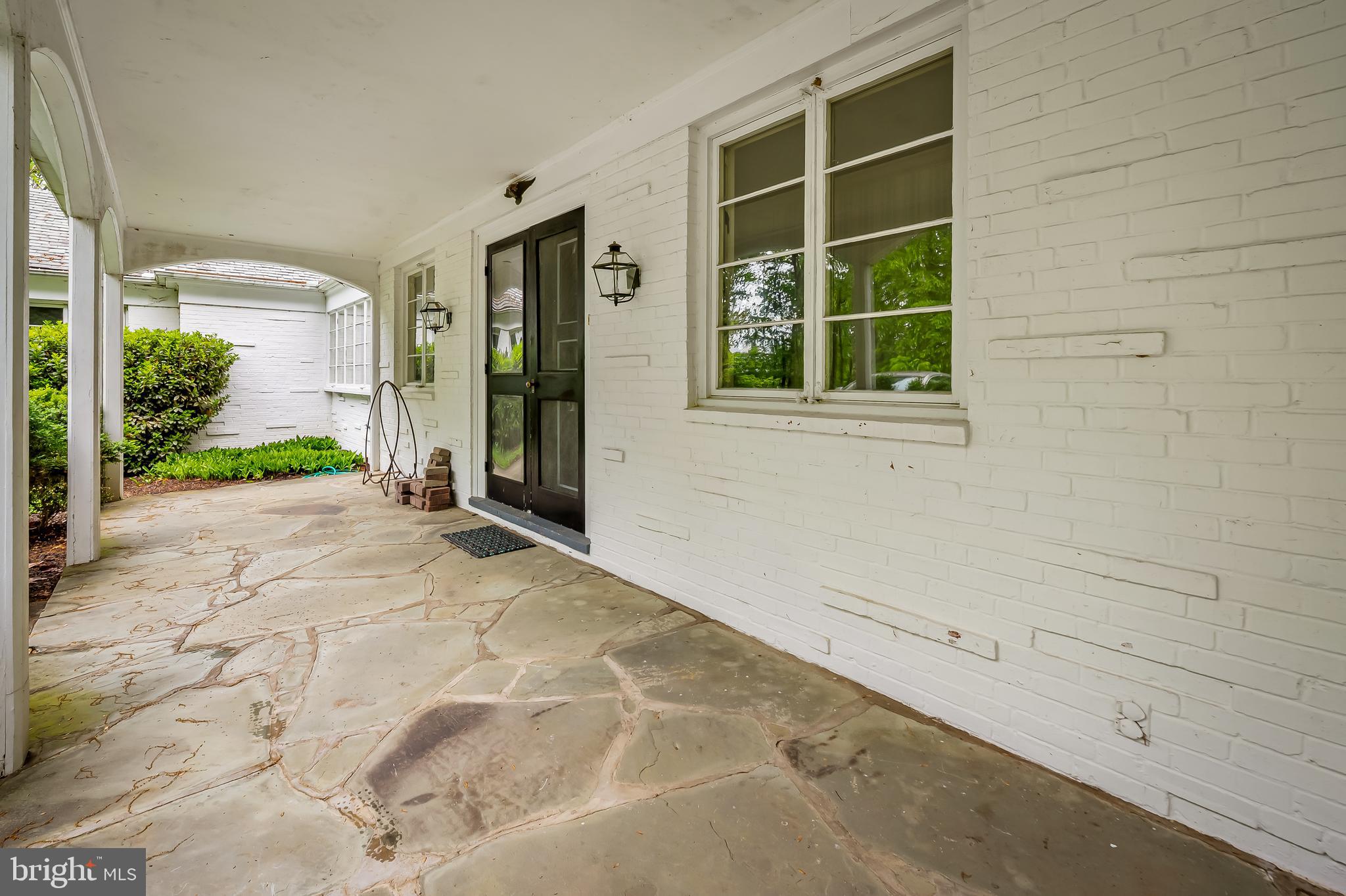 7 Caveswood Ln