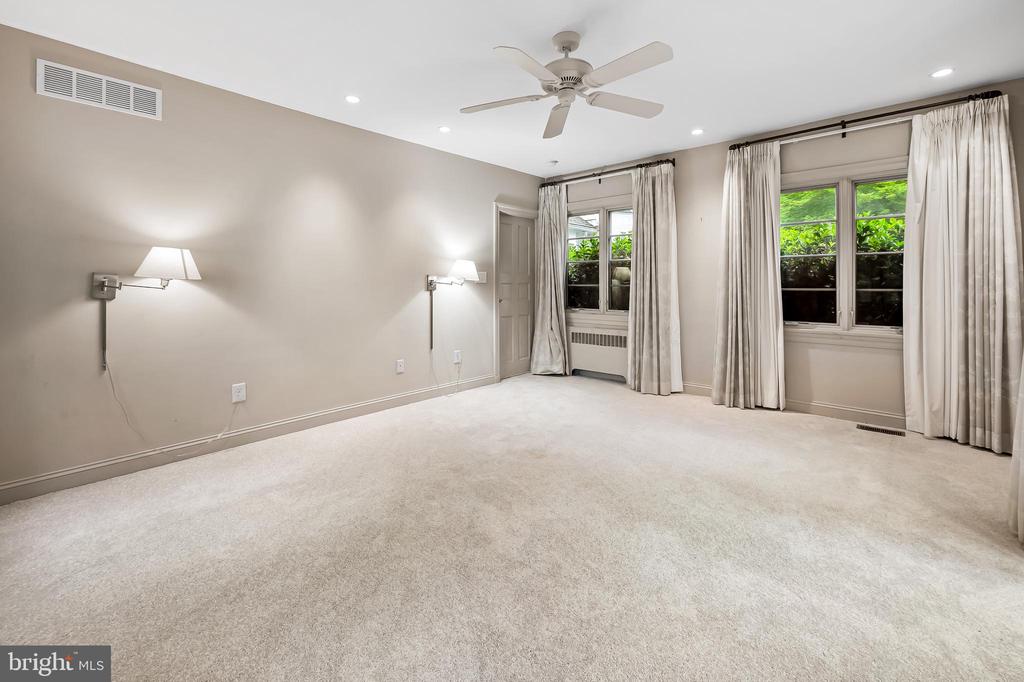 7 Caveswood Ln