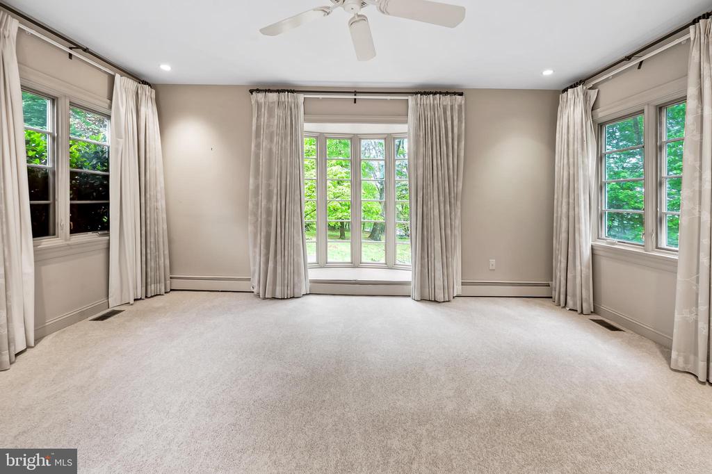 7 Caveswood Ln