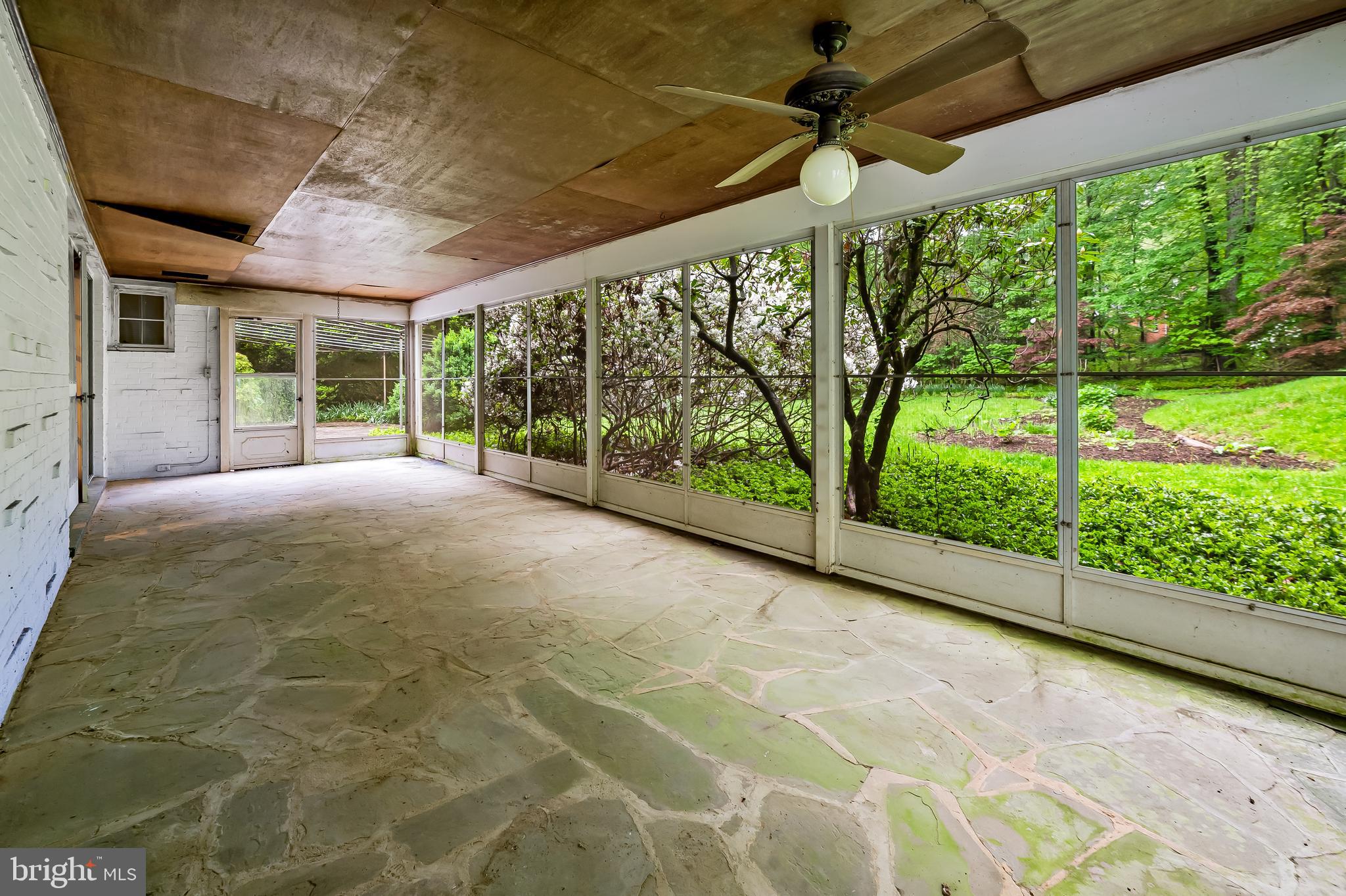 7 Caveswood Ln