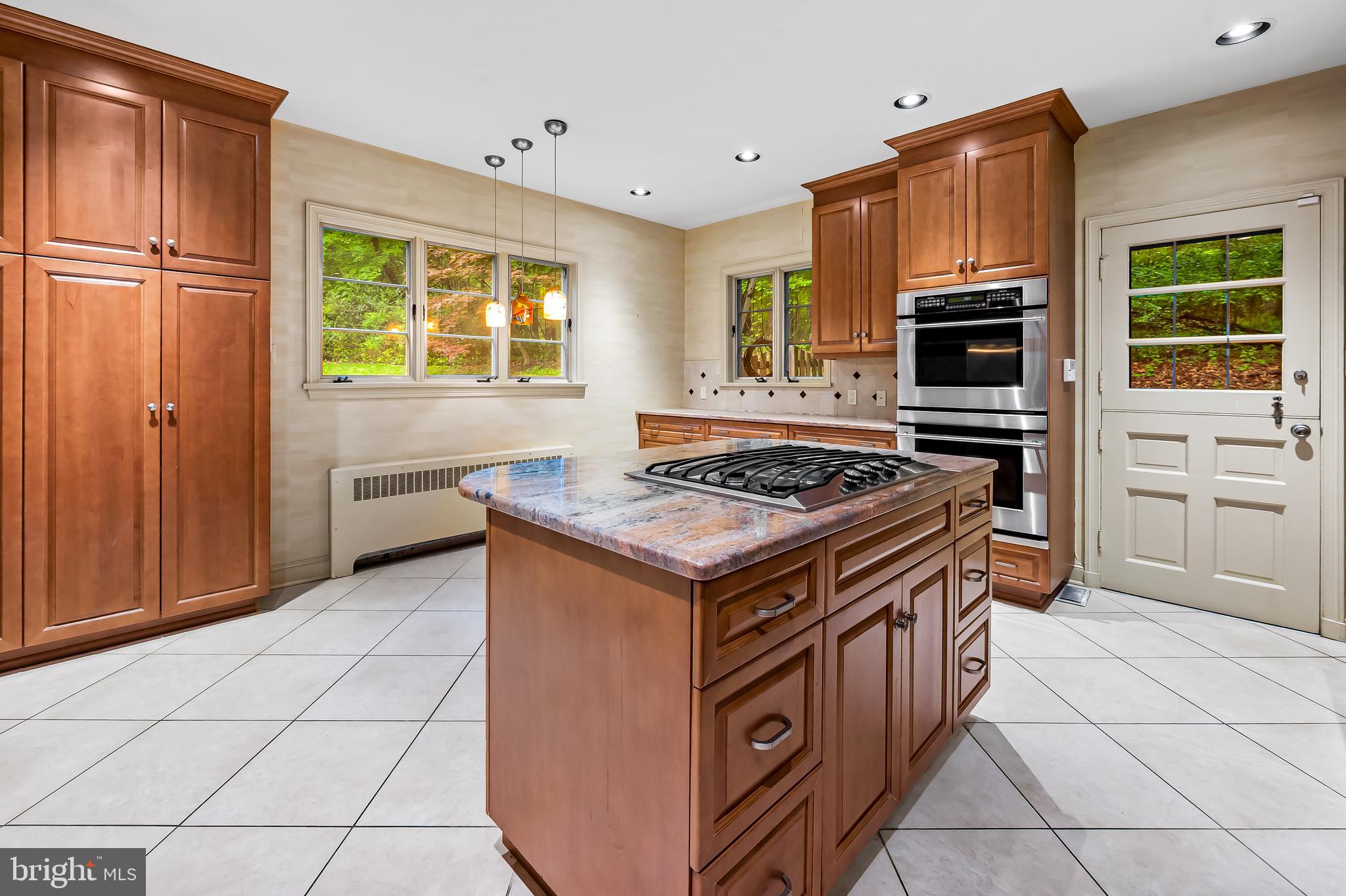 7 Caveswood Ln