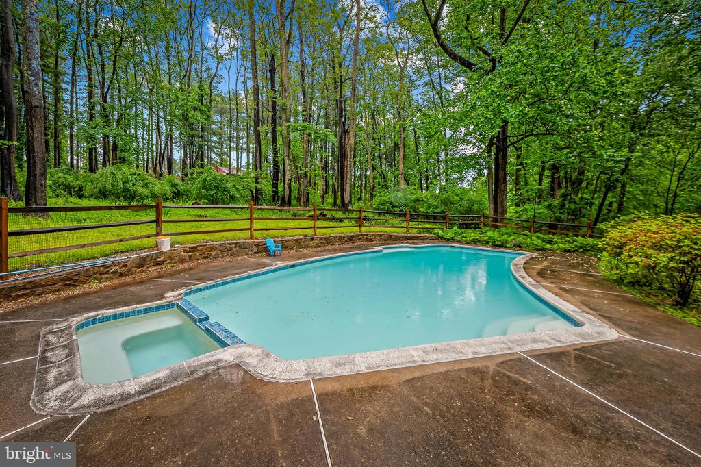 17 Pinewood Farm Ct