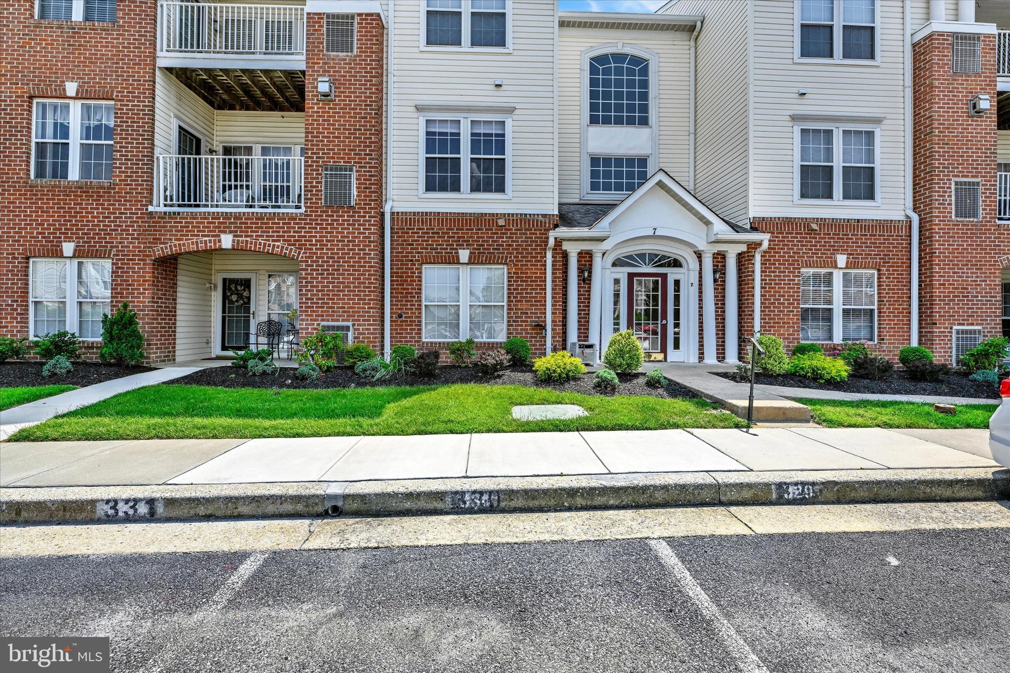 7-E Brook Farm Ct #7e