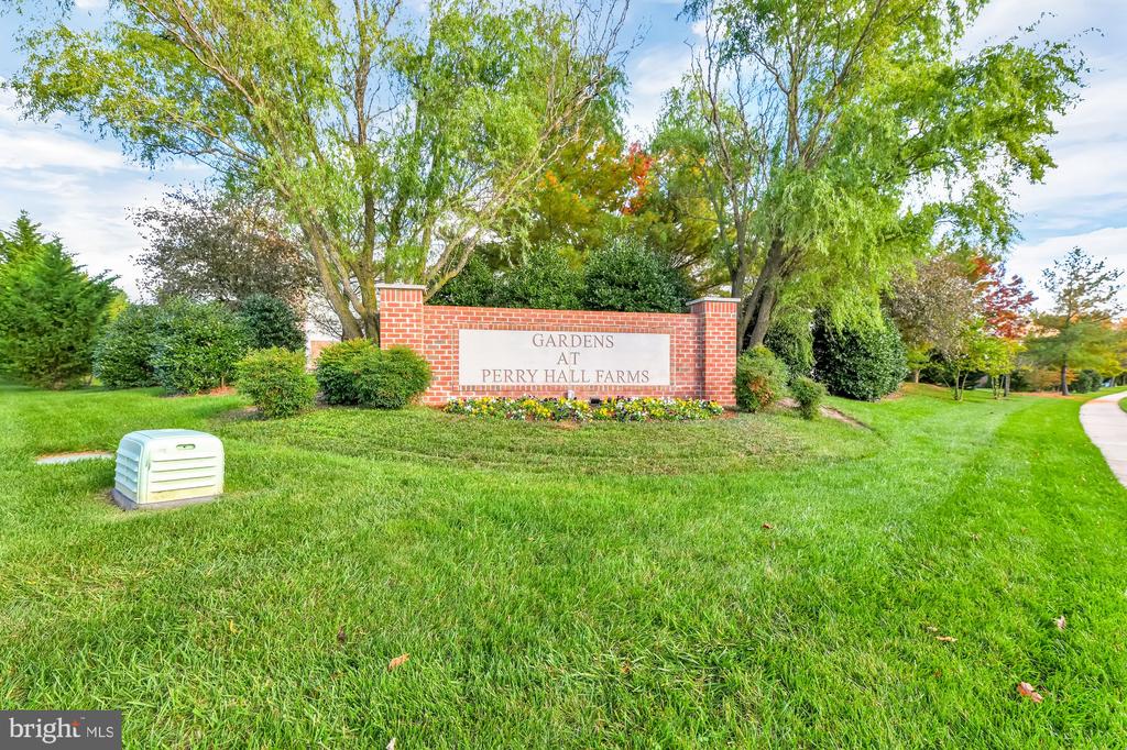 7-E Brook Farm Ct #7e