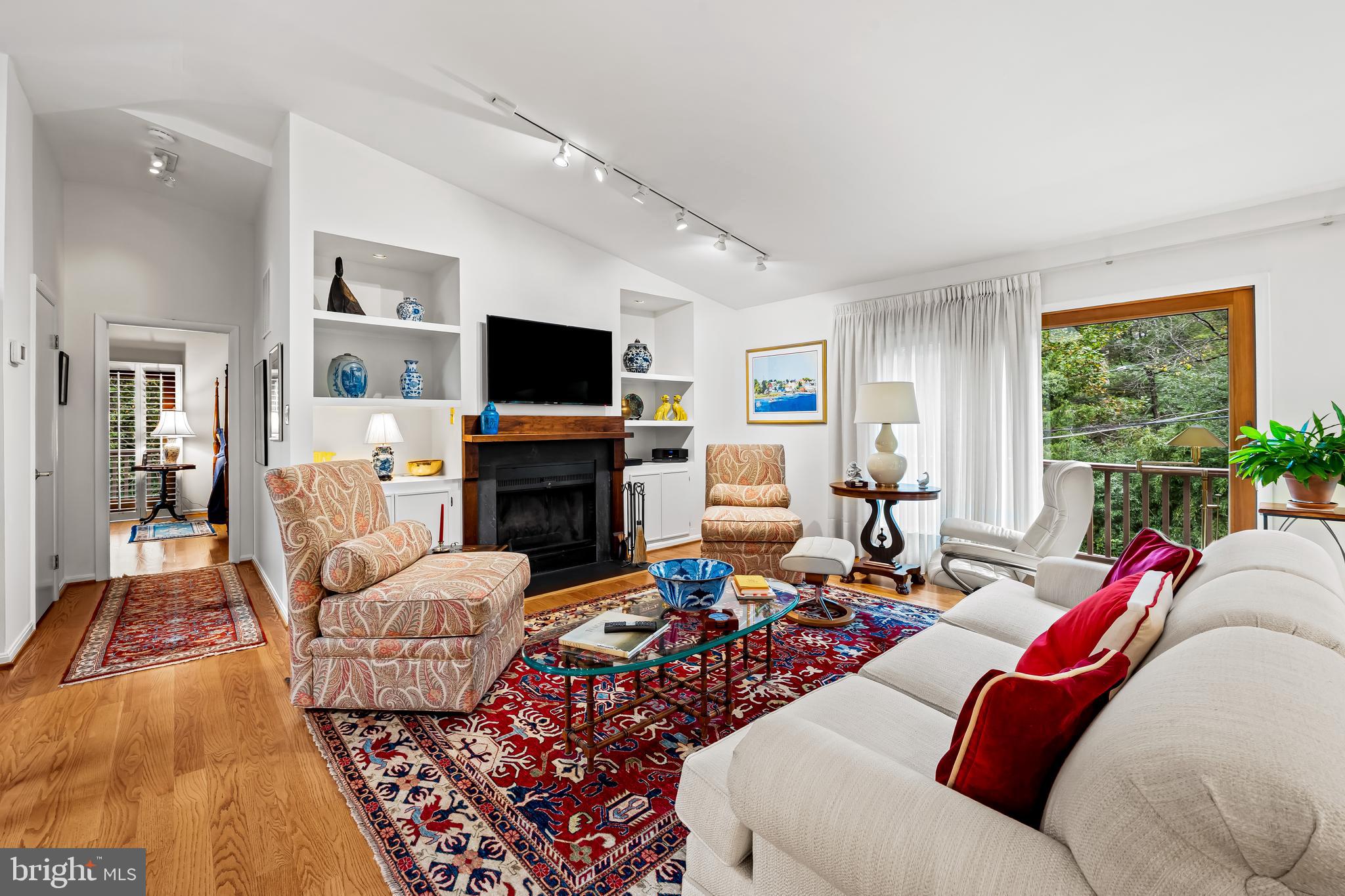 607 W CHESAPEAKE AVENUE