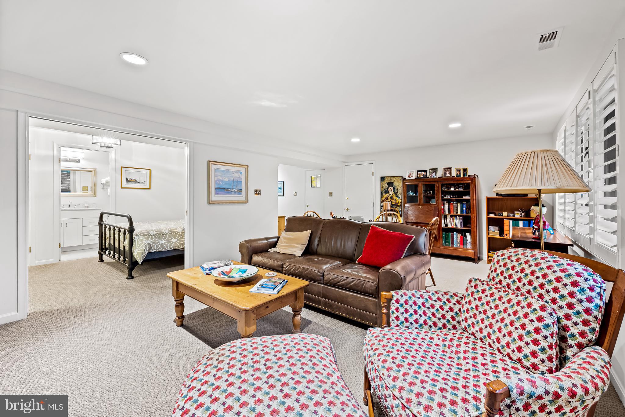 607 W CHESAPEAKE AVENUE