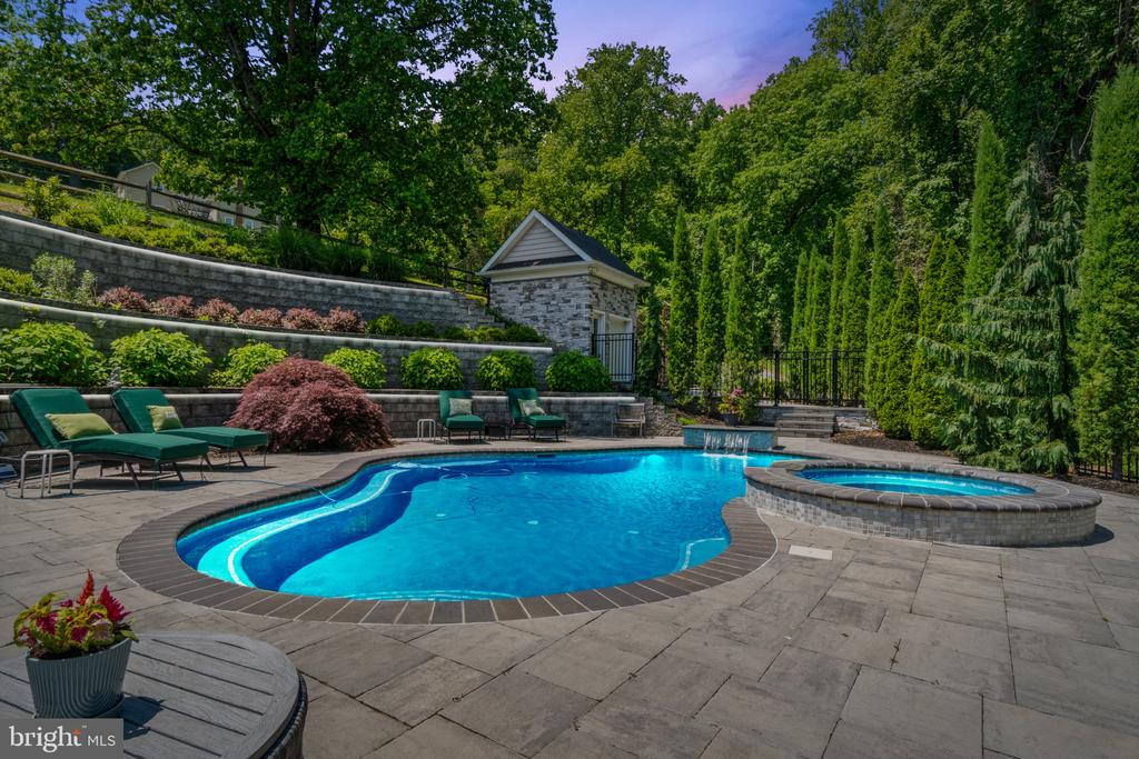 10907 HOLLOW ROAD