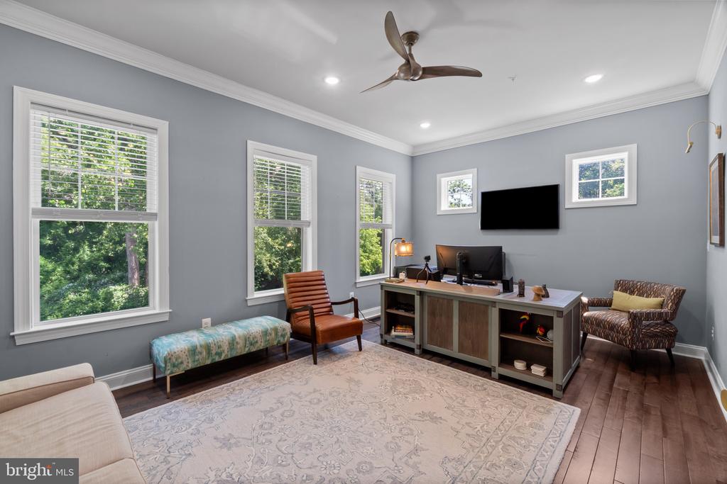 10907 HOLLOW ROAD