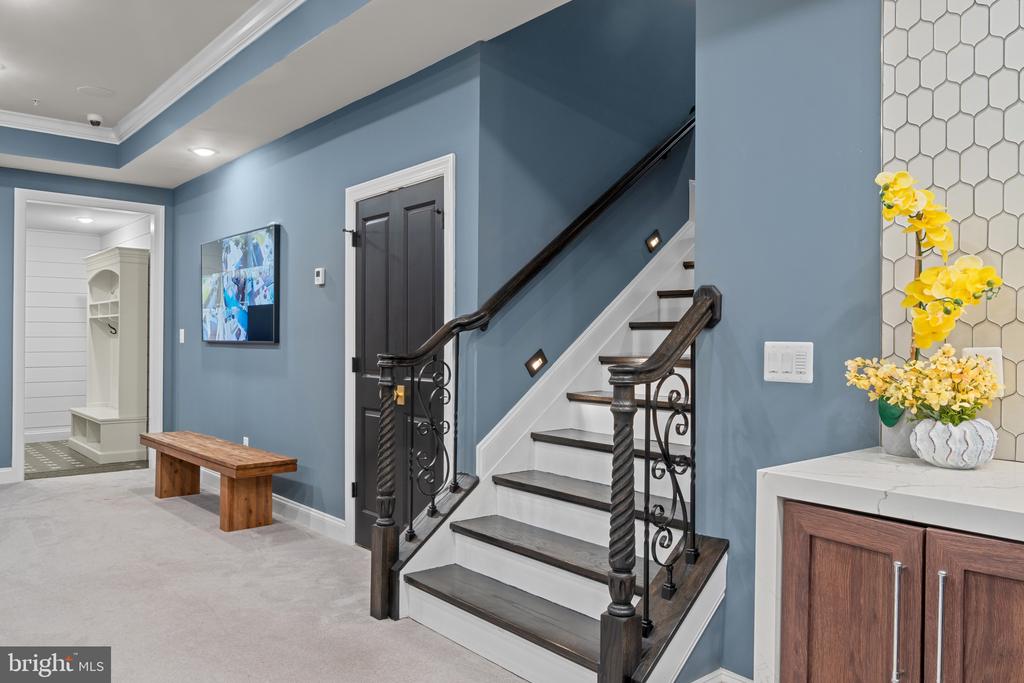 10907 HOLLOW ROAD