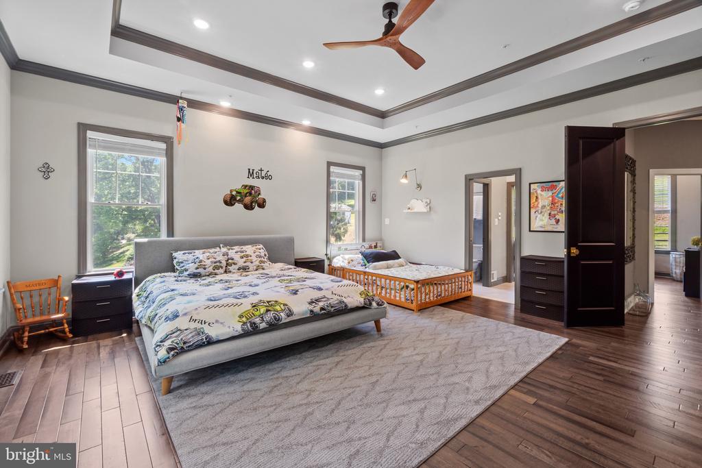 10907 HOLLOW ROAD