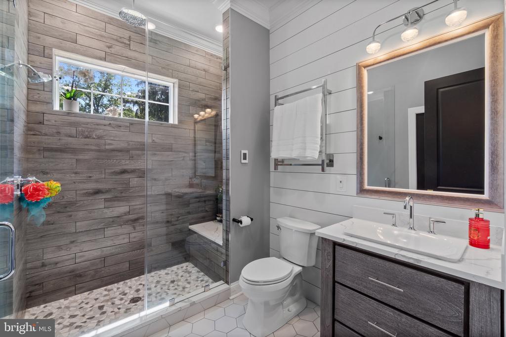 10907 HOLLOW ROAD