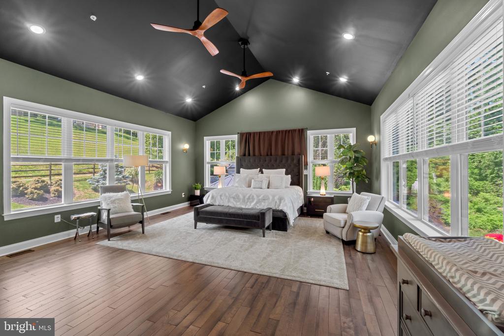 10907 HOLLOW ROAD