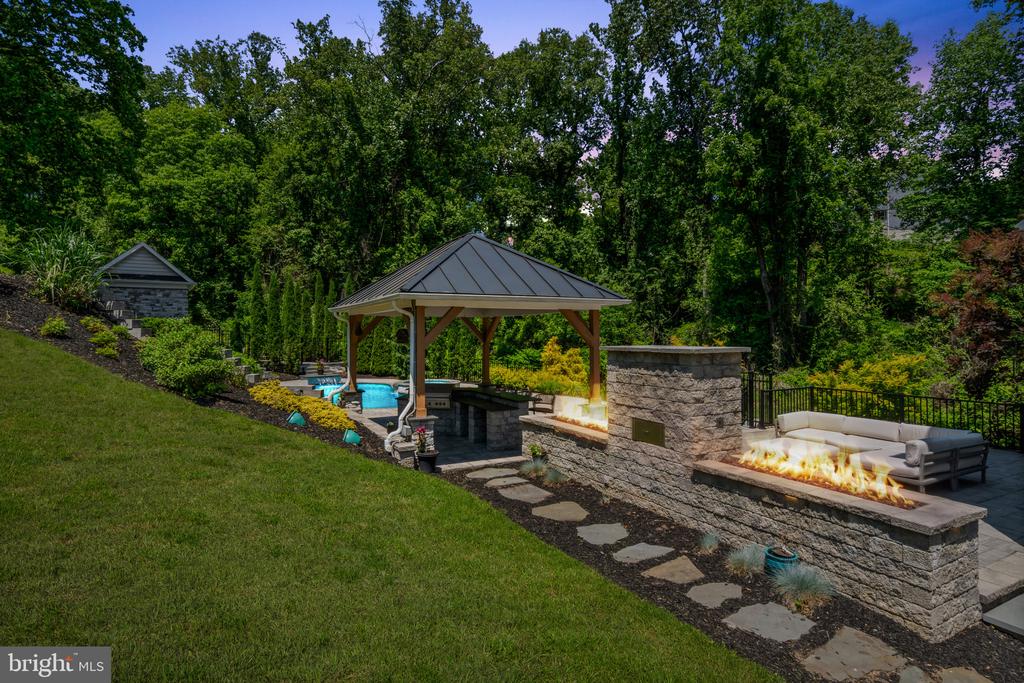 10907 HOLLOW ROAD