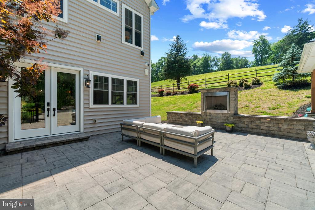 10907 HOLLOW ROAD