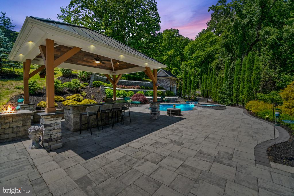 10907 HOLLOW ROAD