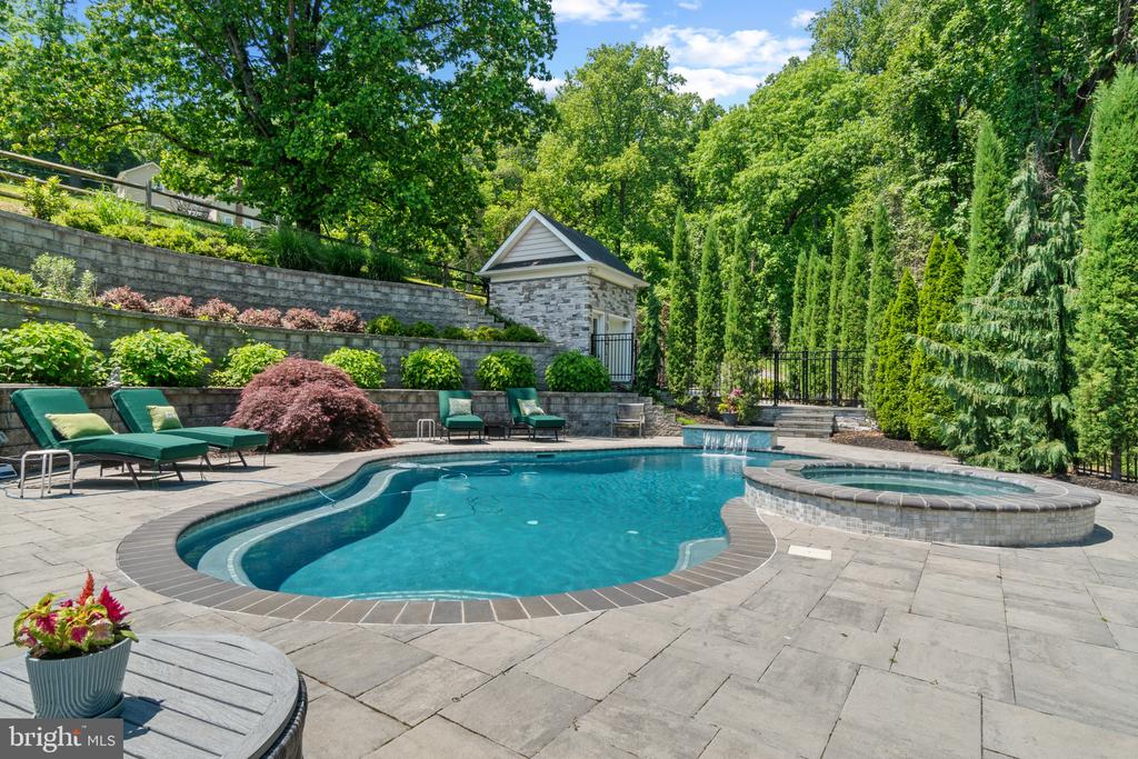 10907 HOLLOW ROAD