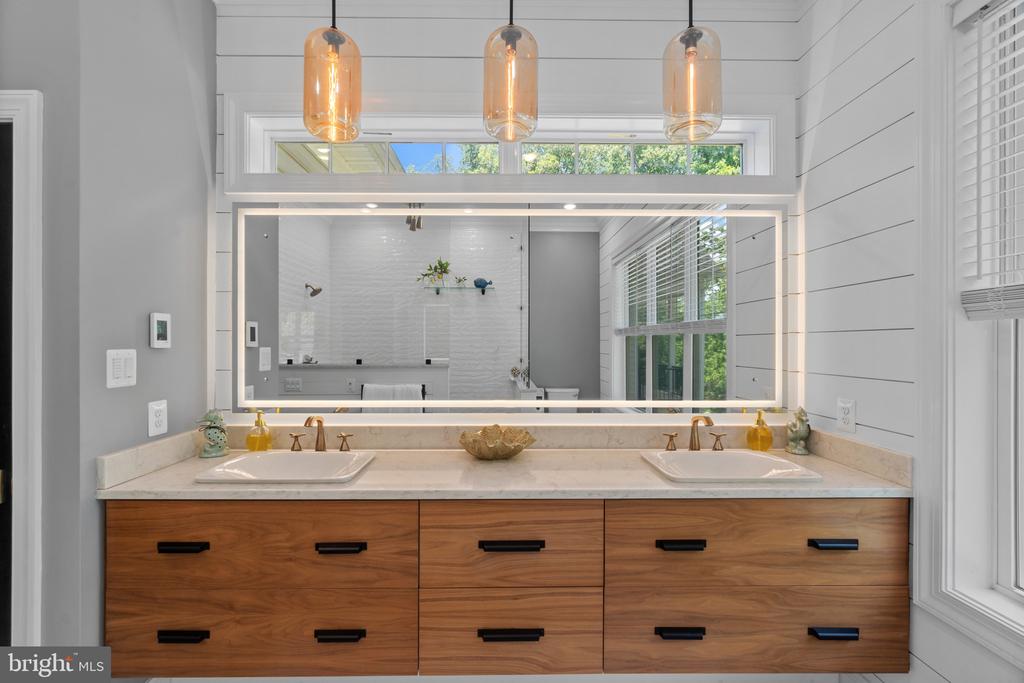 10907 HOLLOW ROAD