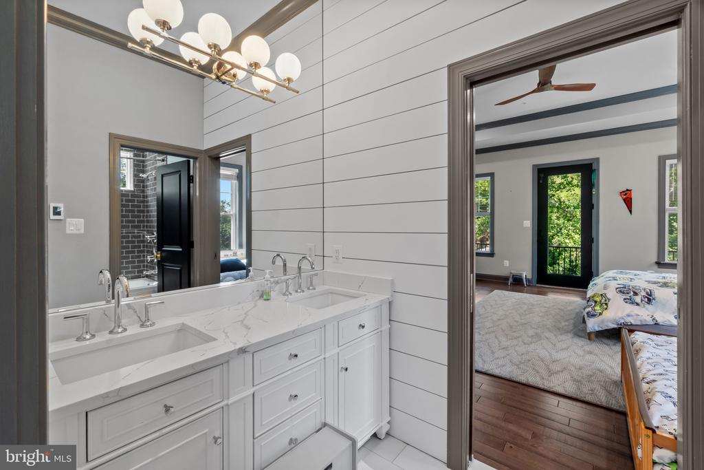 10907 HOLLOW ROAD