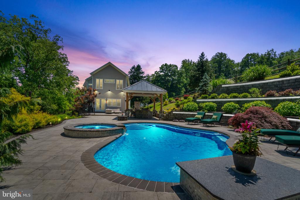 10907 HOLLOW ROAD