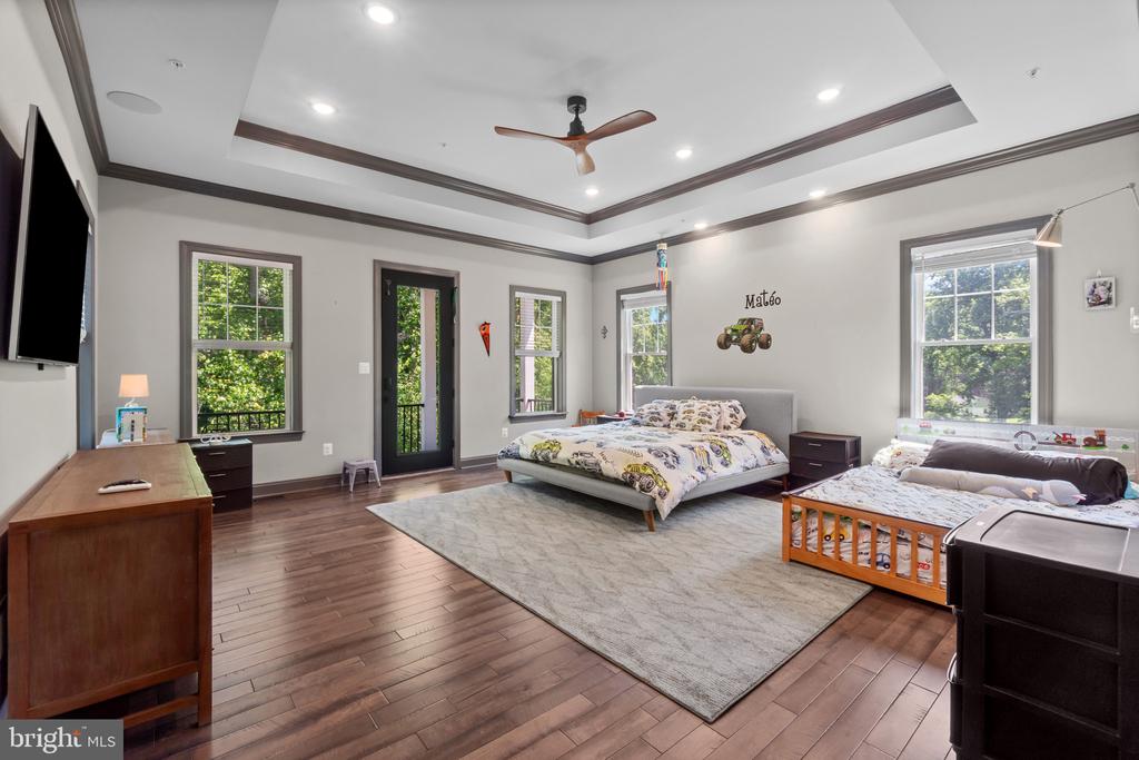 10907 HOLLOW ROAD