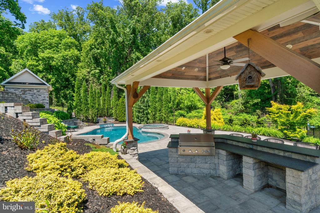 10907 HOLLOW ROAD