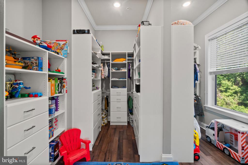 10907 HOLLOW ROAD