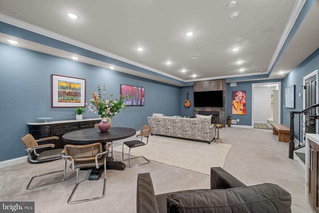 10907 HOLLOW ROAD