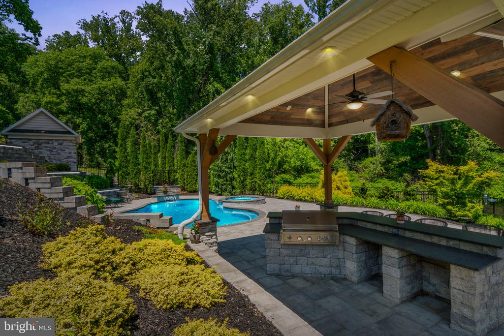 10907 HOLLOW ROAD