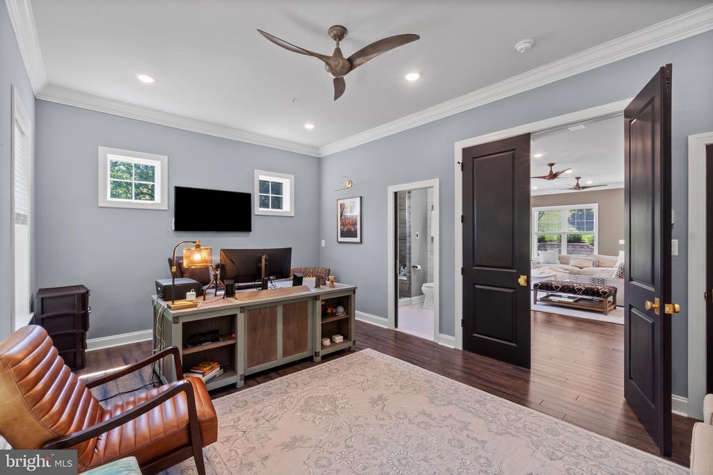 10907 HOLLOW ROAD