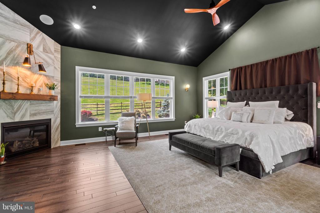 10907 HOLLOW ROAD
