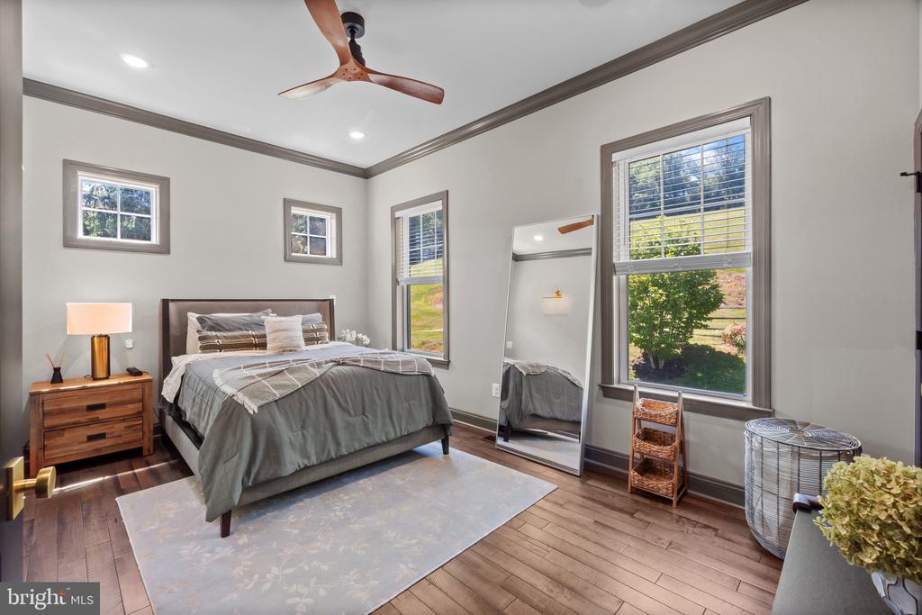 10907 HOLLOW ROAD