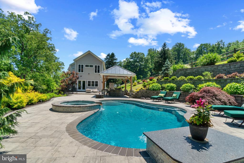 10907 HOLLOW ROAD