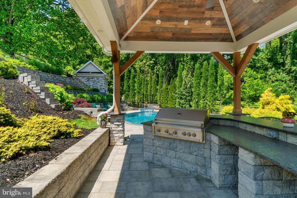 10907 HOLLOW ROAD