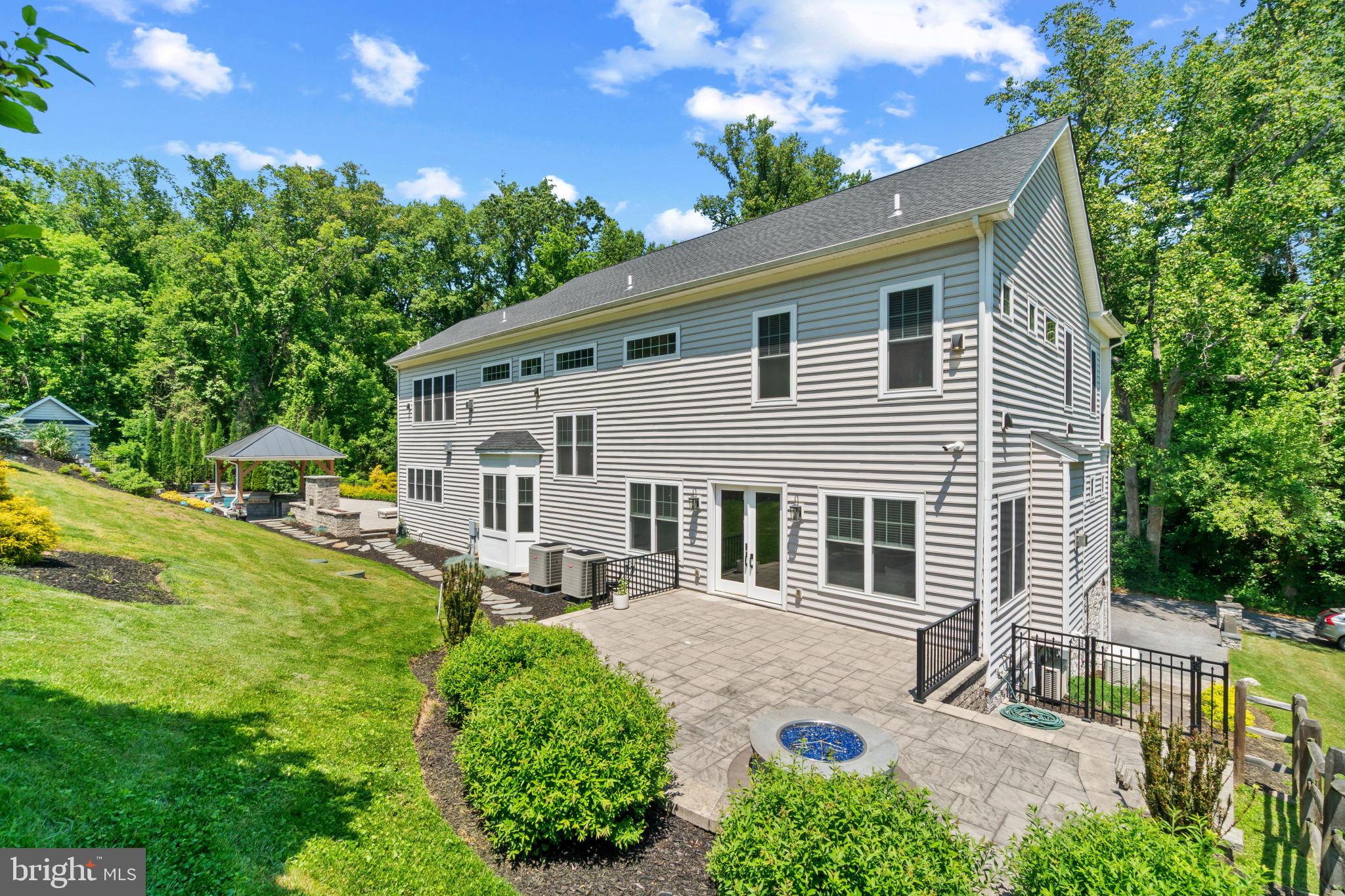 10907 HOLLOW ROAD