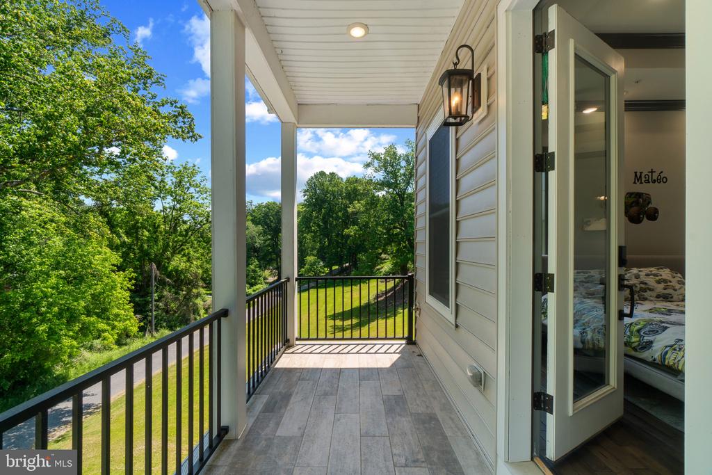 10907 HOLLOW ROAD